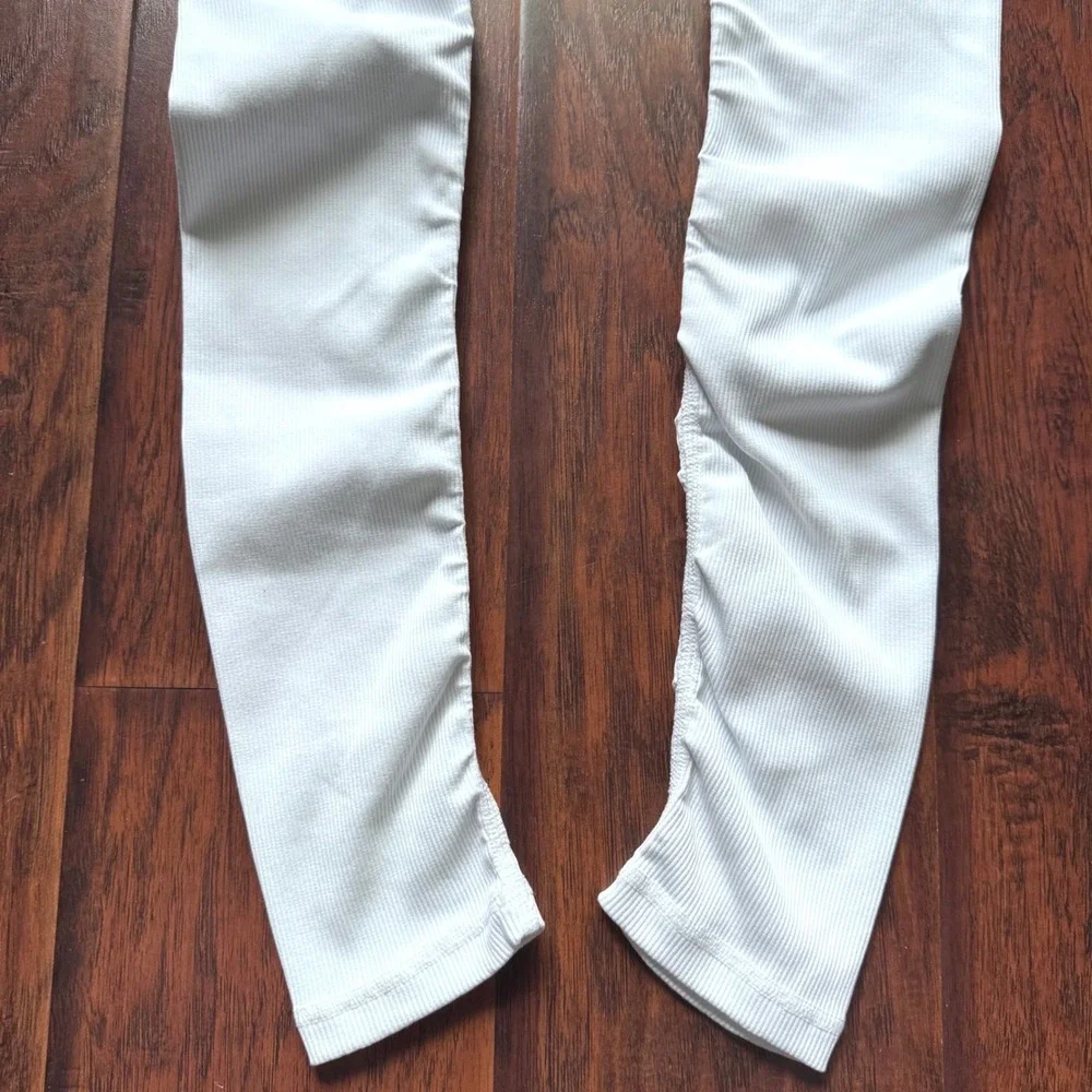 MINT! Alo Yoga Goddess Leggings Sz Small White Ribbed Knit Scrunch Clean Girl